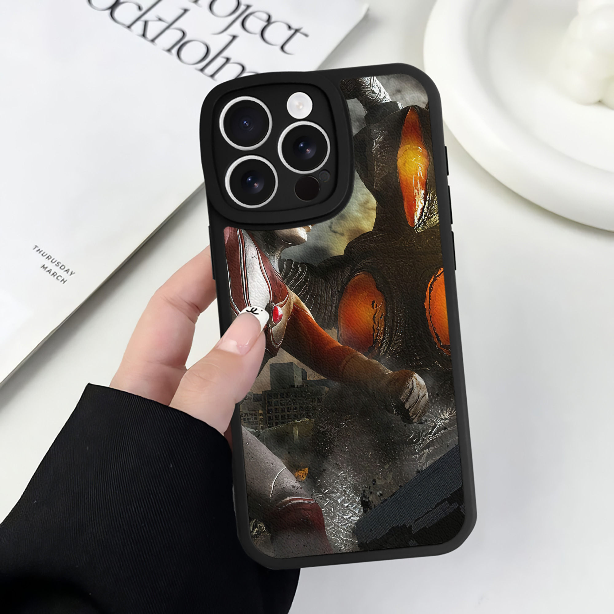 （画像用） ウルトラマン Ultraman 【iPhone 16シリーズ対応】シリコンスマホケース（レザー調） 材質：シリコン